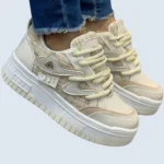 fotogafía con modelo de los tenis suela alta con aplique lateral