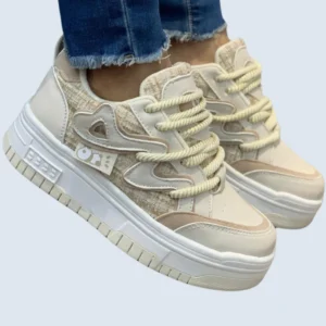 fotogafía con modelo de los tenis suela alta con aplique lateral