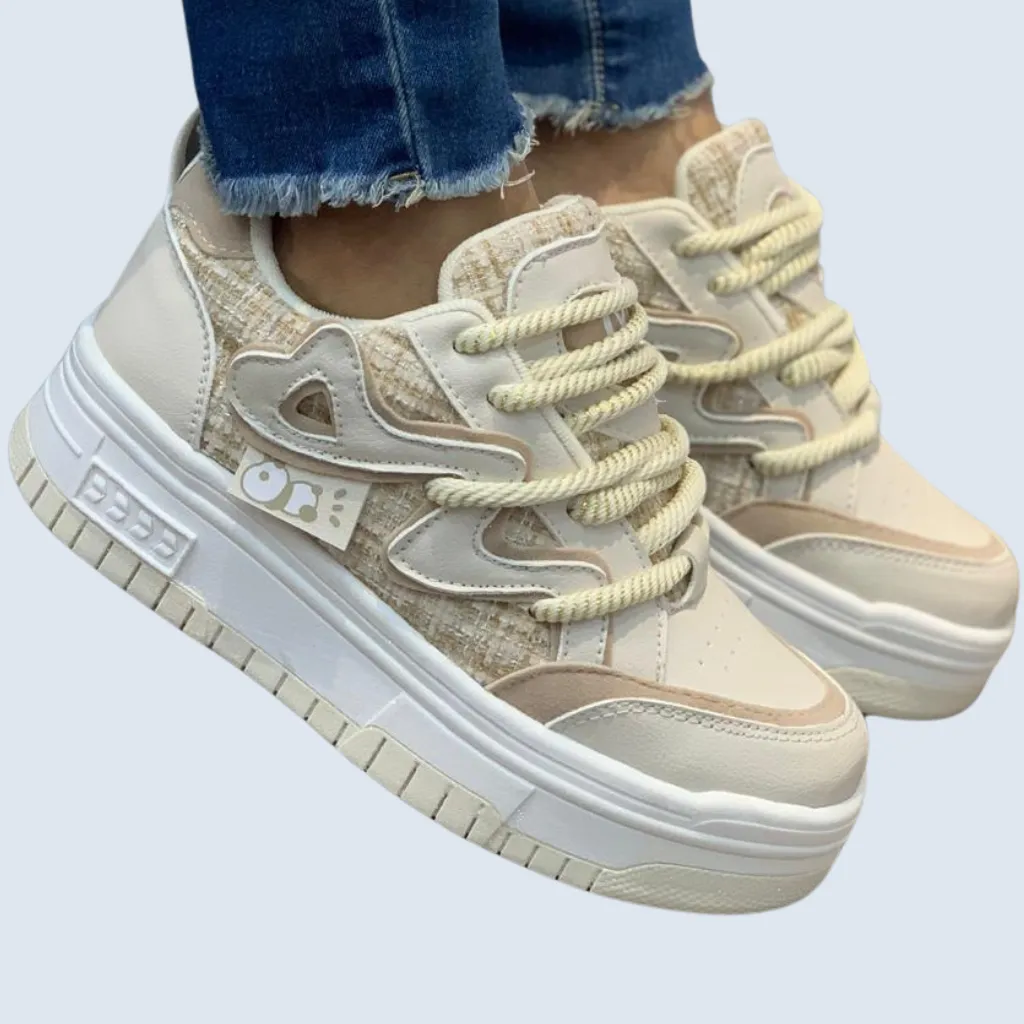 fotogafía con modelo de los tenis suela alta con aplique lateral