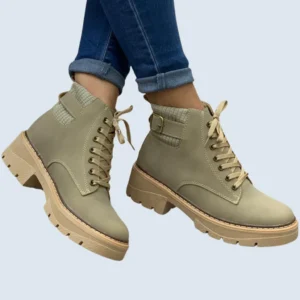 BOTIN CON CORDONES Y CORREA TRASERA