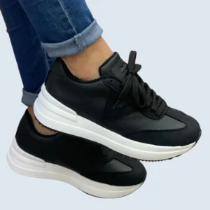 TENIS CON APLIQUE EN V LATERAL