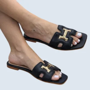 SANDALIA PLANA SUECA CAPELLADA CON HERRAJE