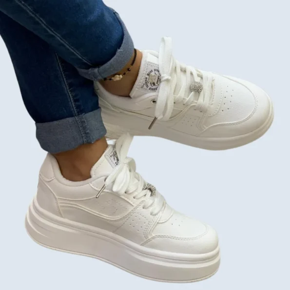 TENIS SUELA ALTA ACCESORIO EN LA LENGUA Y EN CORDONES